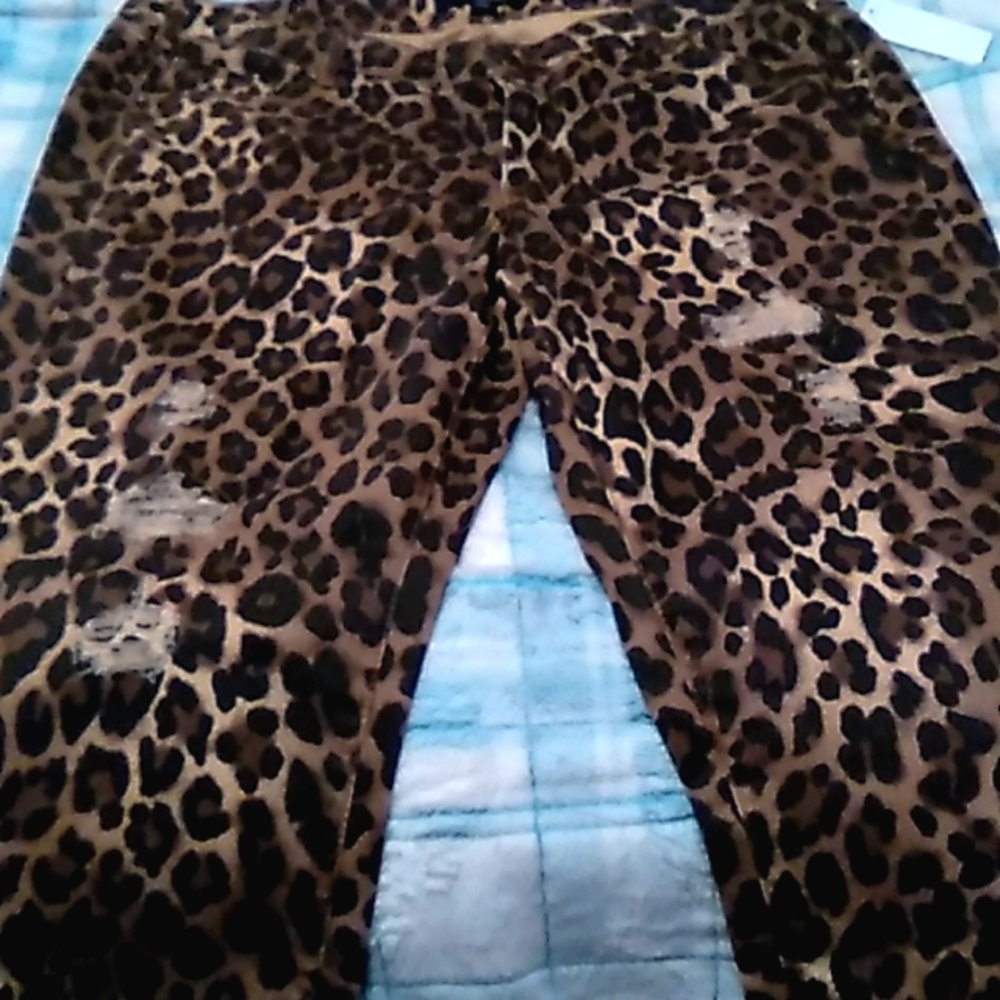 🐆 Denim 24/7  Roaman's Distressed leopard print jeans. NWT